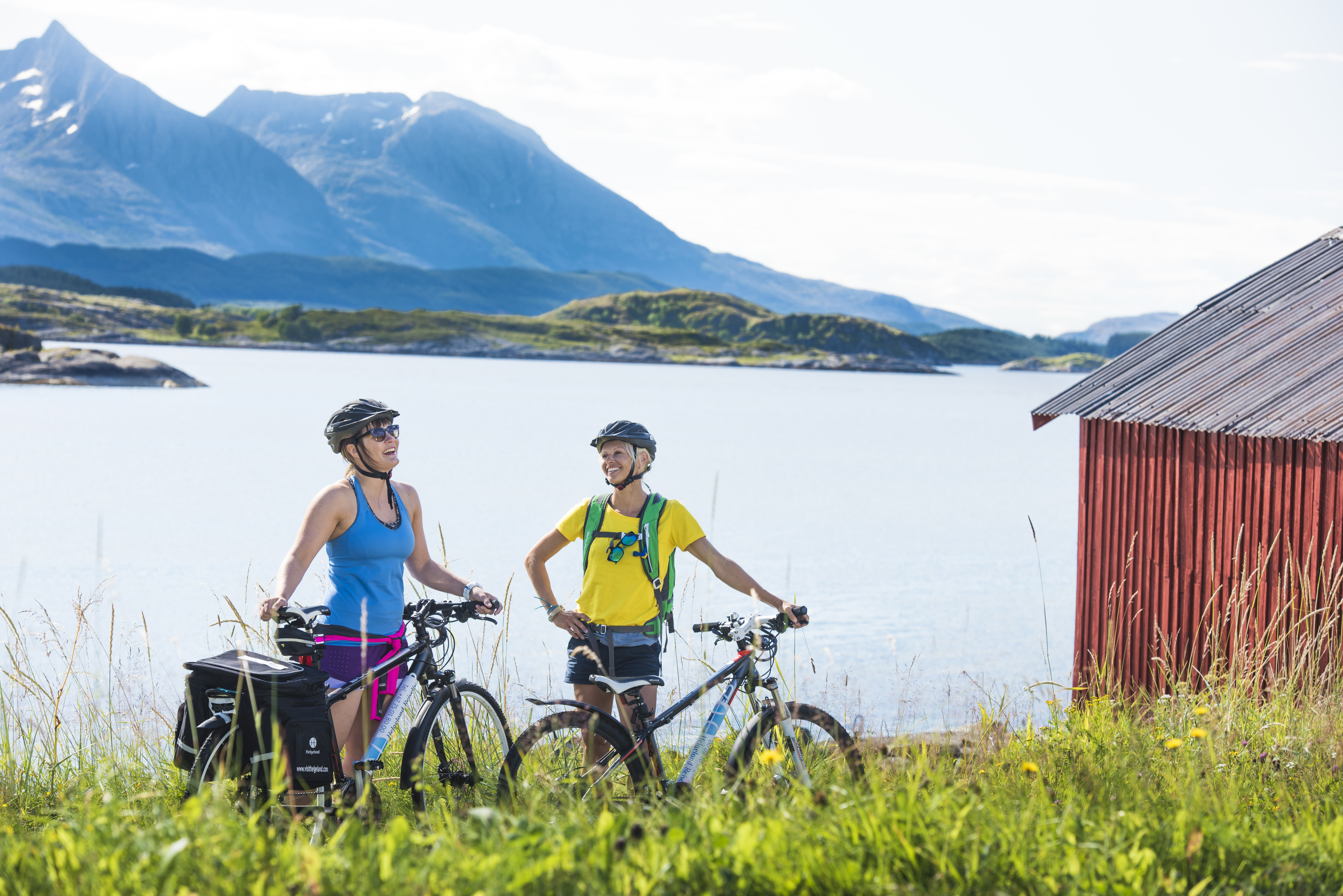 På bilden ser vi två cyklister i Heröy skärgård på Helgeland
